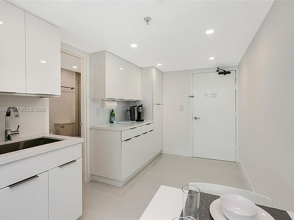 3rd image of 5445 Collins Ave APT 928