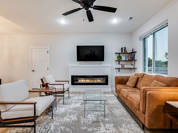 4th image of 634 S Sweetwater Cir