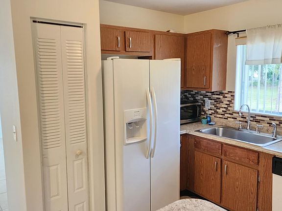 4th image of 1362 SE La Haven Court