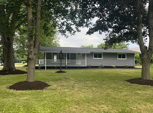 202 S Lake Of The Woods Rd, Mahomet, IL 61853