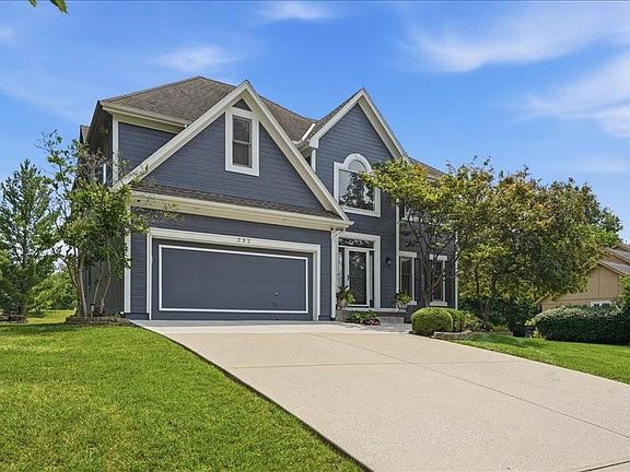 3rd image of 232 SW Winterpark Cir