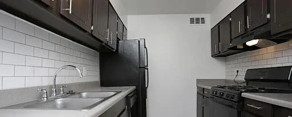 2515 NE Expy NE — Photo 1