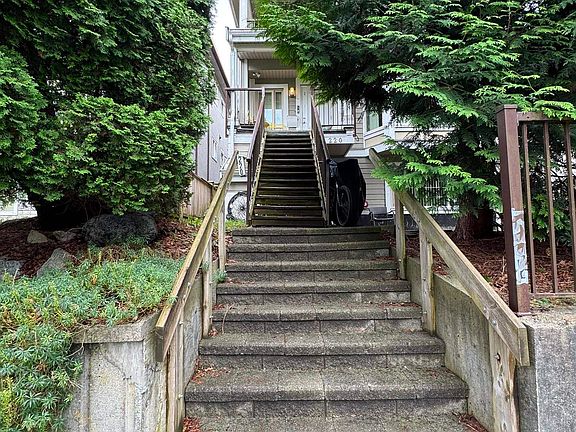 4th image of 220 E 15th Ave