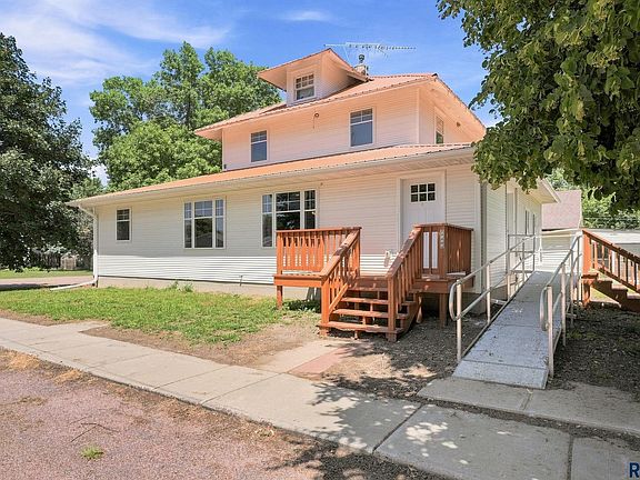 2nd image of 1040 Lincoln St