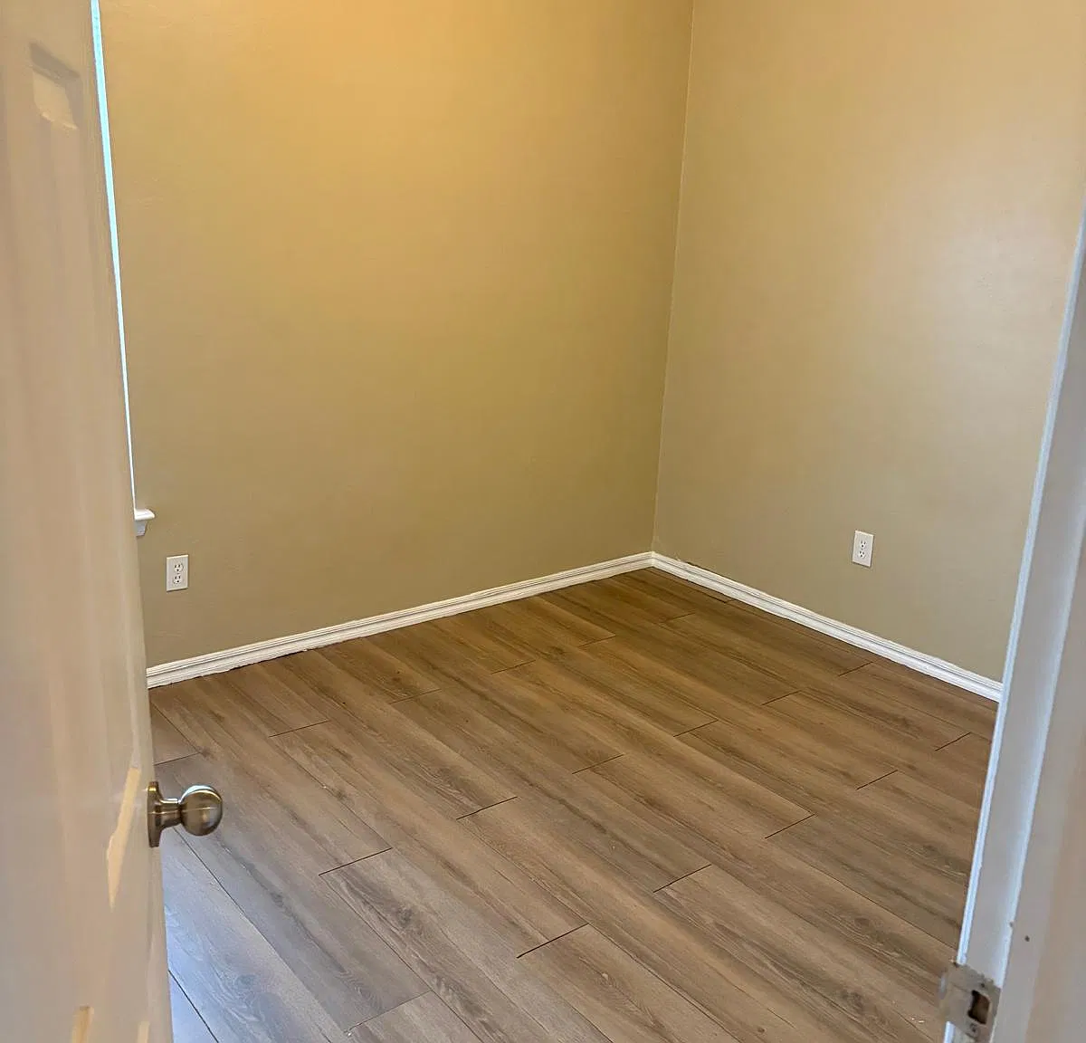 205 S Leach Ave — Photo 3