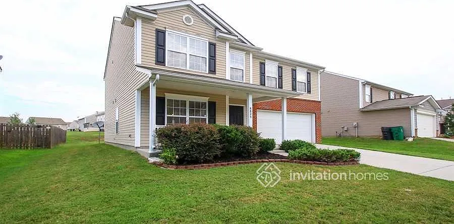 8825 Chalkstone Rd Charlotte, NC 28216 — Photo 2