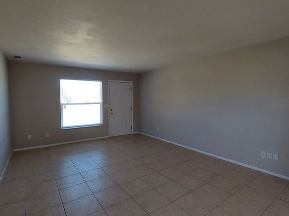 3rd image of 406 NE 24th Pl APT 1