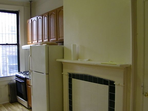 2nd image of 210 Montrose Ave APT 2R