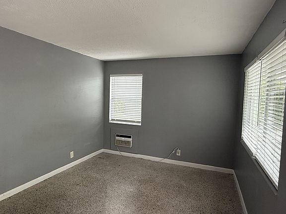 3rd image of 1118 N H St #11494083