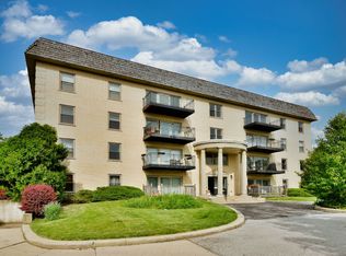 9601 Golf Rd APT 303, Des Plaines, IL 60016