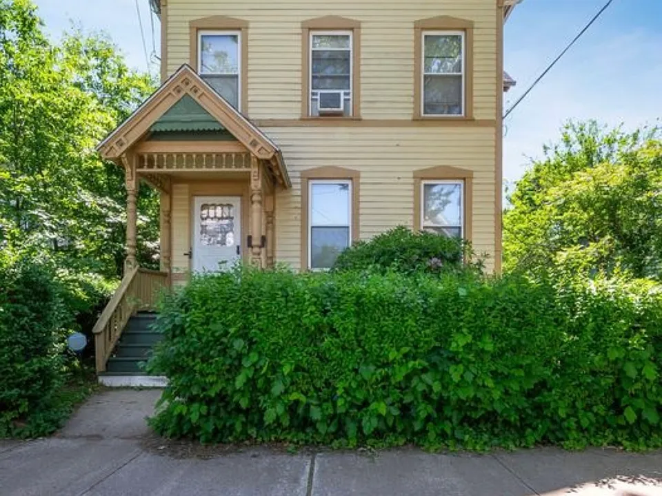 211 Nicoll St #4
