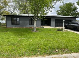 902 Fleetwood Dr, Tuscola, IL 61953