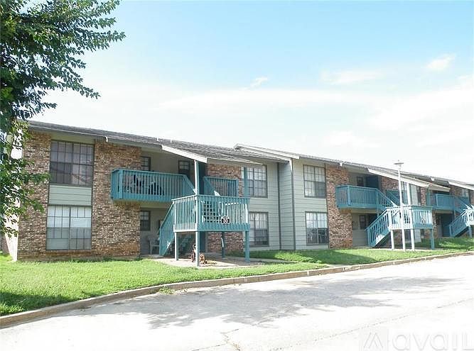 2nd image of 408 N Oakwood Rd #10C
