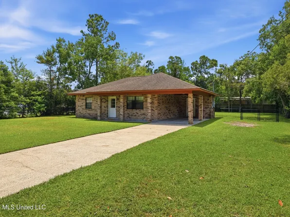 815 Amar St, Waveland, MS 39576