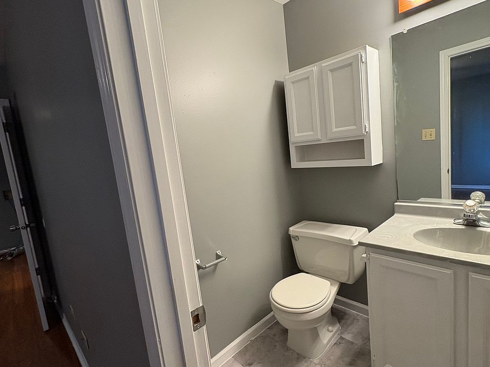 1/2 bath room in master bd rm