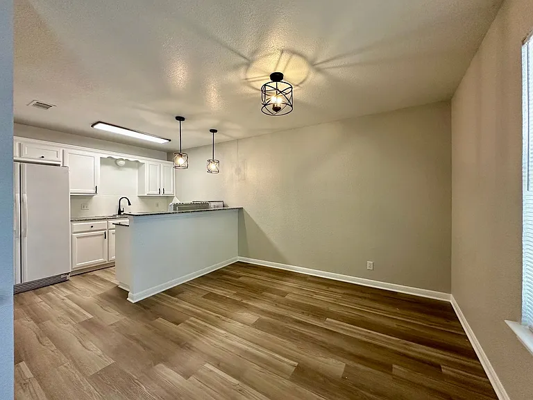 1231 Wood Ave — Photo 4