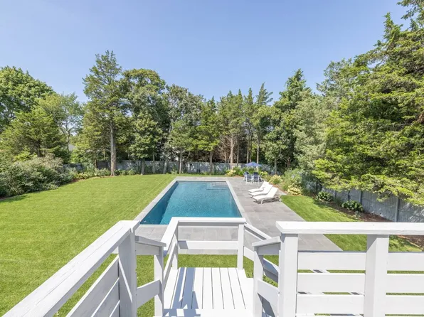 17 Peninsula Dr, Sag Harbor, NY 11963