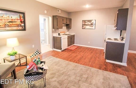 2nd image of 912 Benton Blvd APT 1B