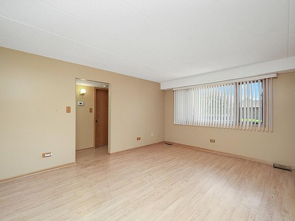 4th image of 5630 W 103rd St APT 108