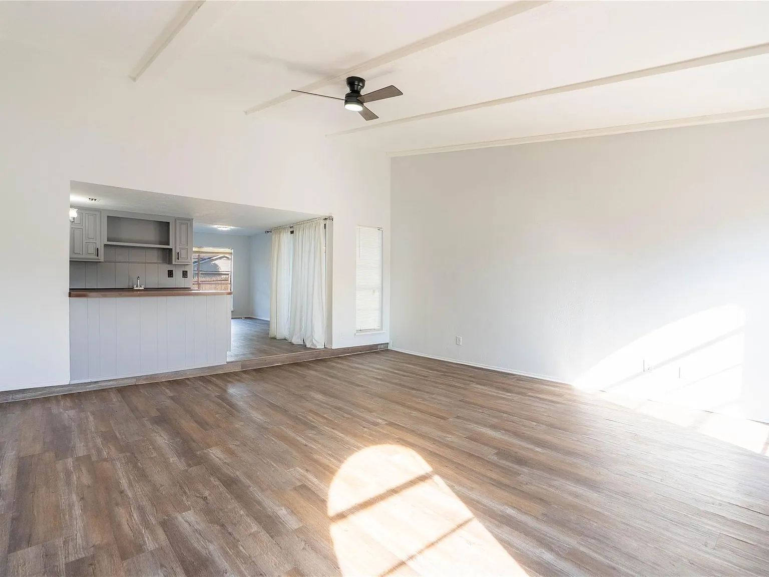 3 bed, 1877 sqft, $2,300 — Photo 3