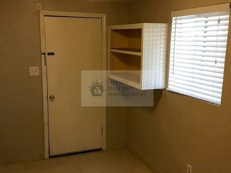 34 E 4th St #B — Photo 3