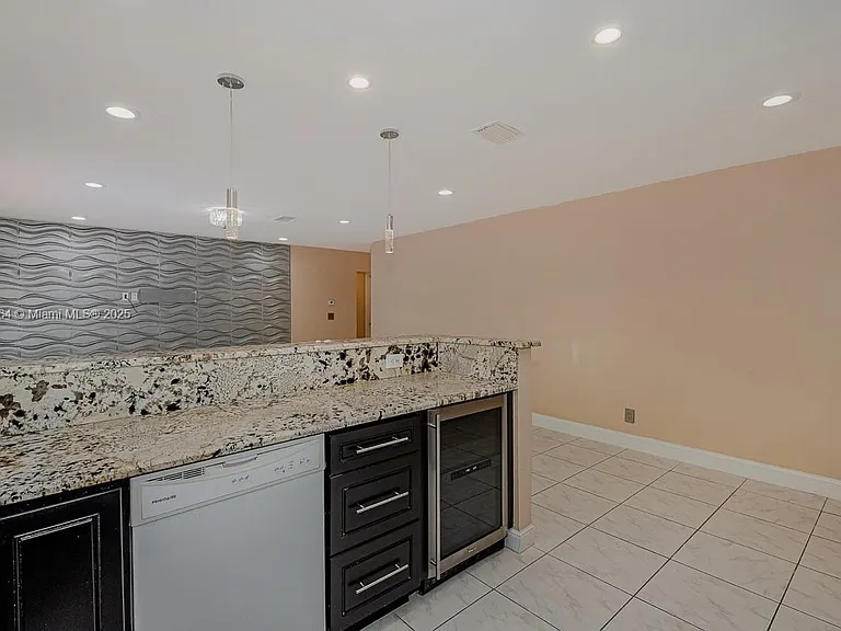 401 SW 76th Ter — Photo 11