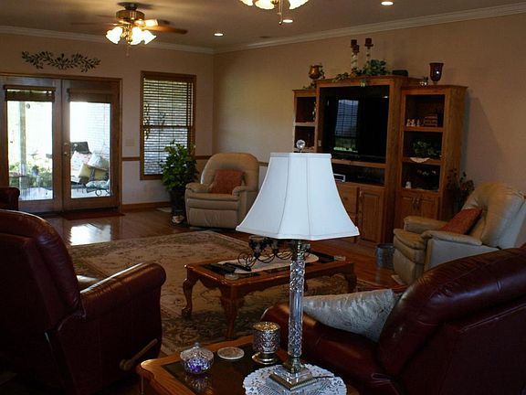 4th image of 526 Wells Ct