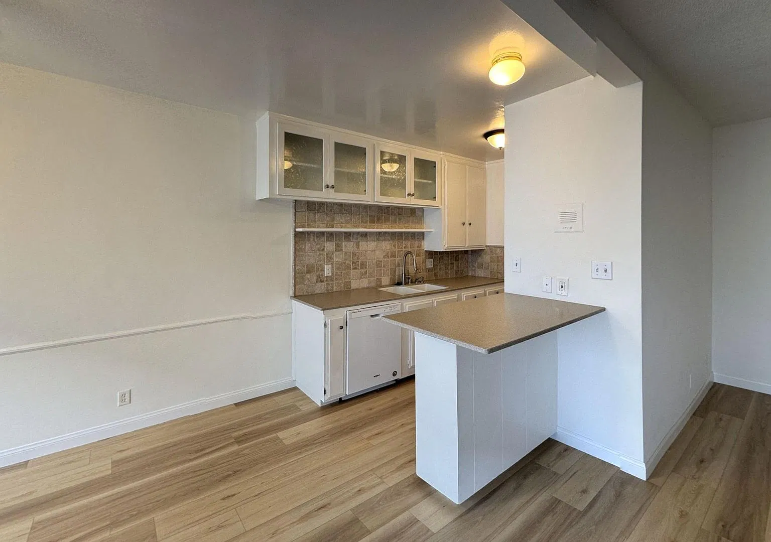 Bright Westside 1 Bedroom W/Private Patio + Pool Access — Photo 1