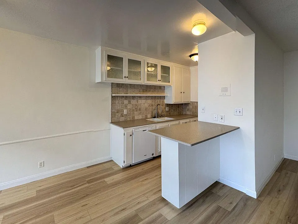 2621 Centinela Ave #14
