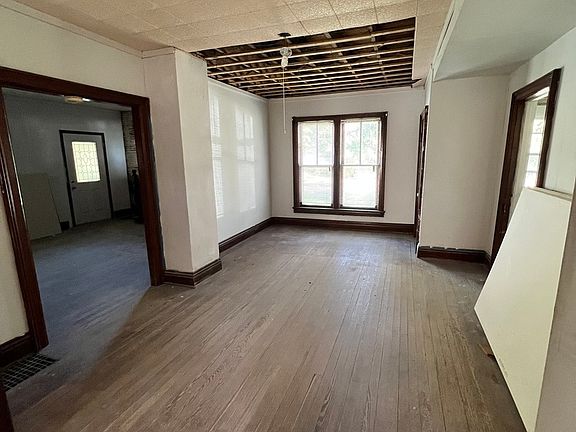 4th image of 301 W Lincoln Ave