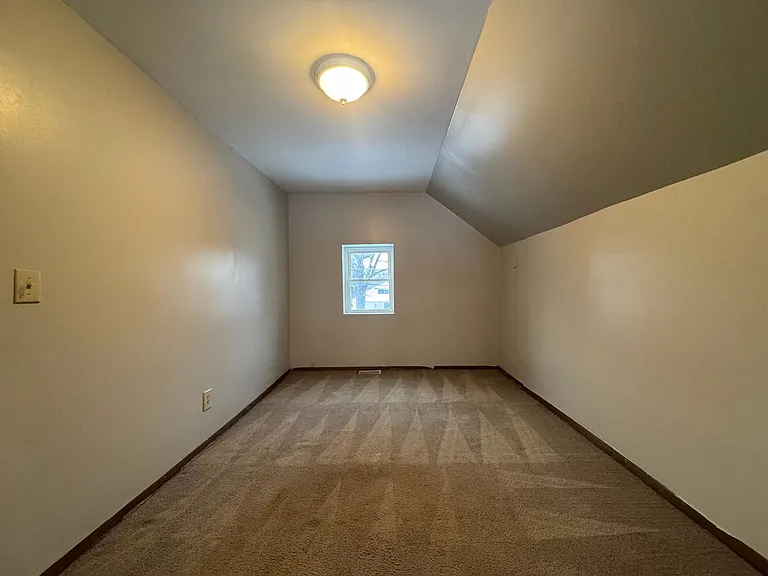 207 E Oak St — Photo 10
