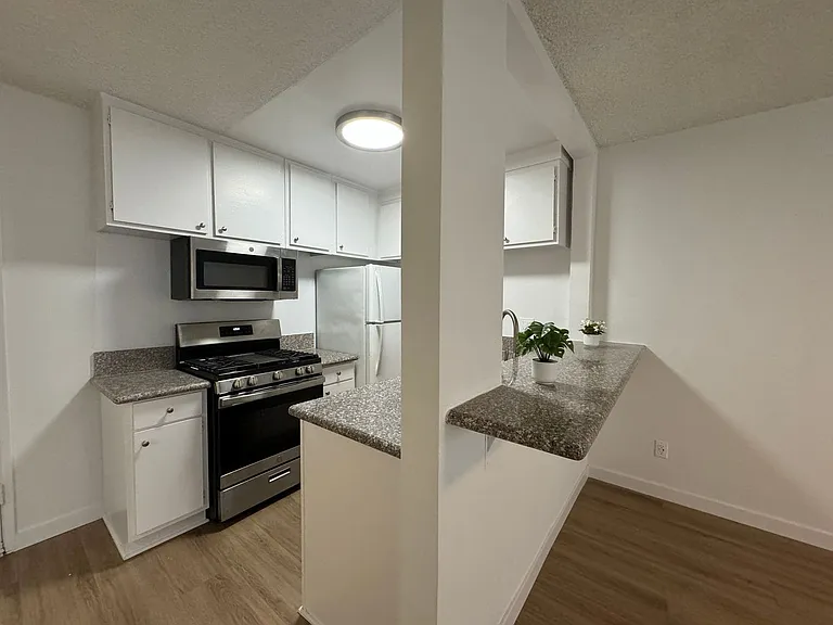 14220 Burbank Blvd — Photo 15