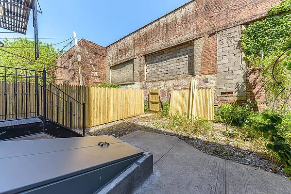 Rented by City Prime Commercial Realty  | media 60