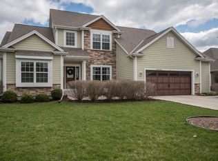 N28W24380 Single Tree Ct, Pewaukee, WI 53072