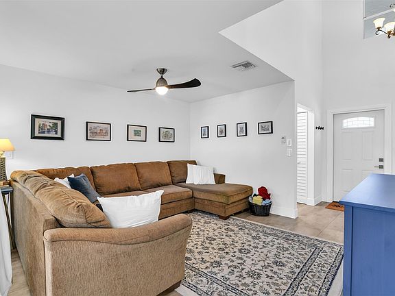 3rd image of 843 NW 98th Avenue