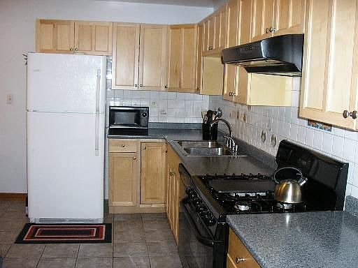 Long Open Kitchen - Maple Cabinets - Loads of Counter Space