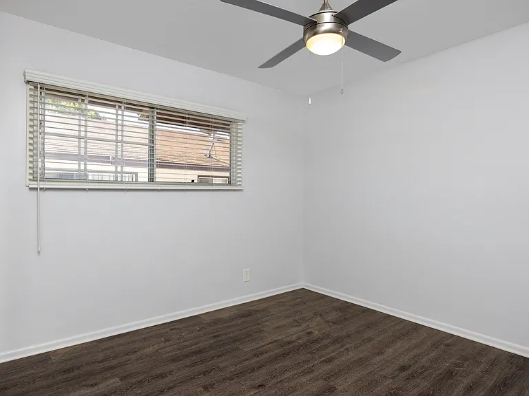 Verdugo Plaza Apartments — Photo 26