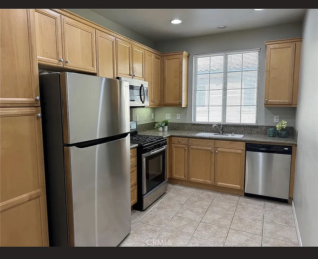 Modern 4-Bedroom Condo in Fullerton, CA — Photo 3