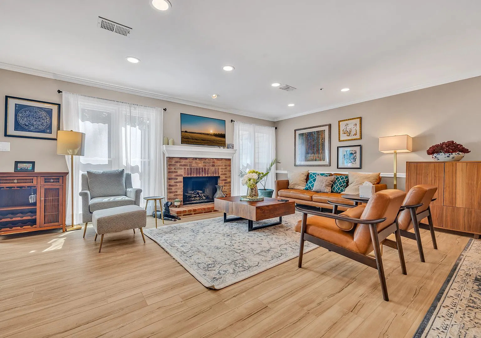 586 Saint James Walk SE — Photo 1