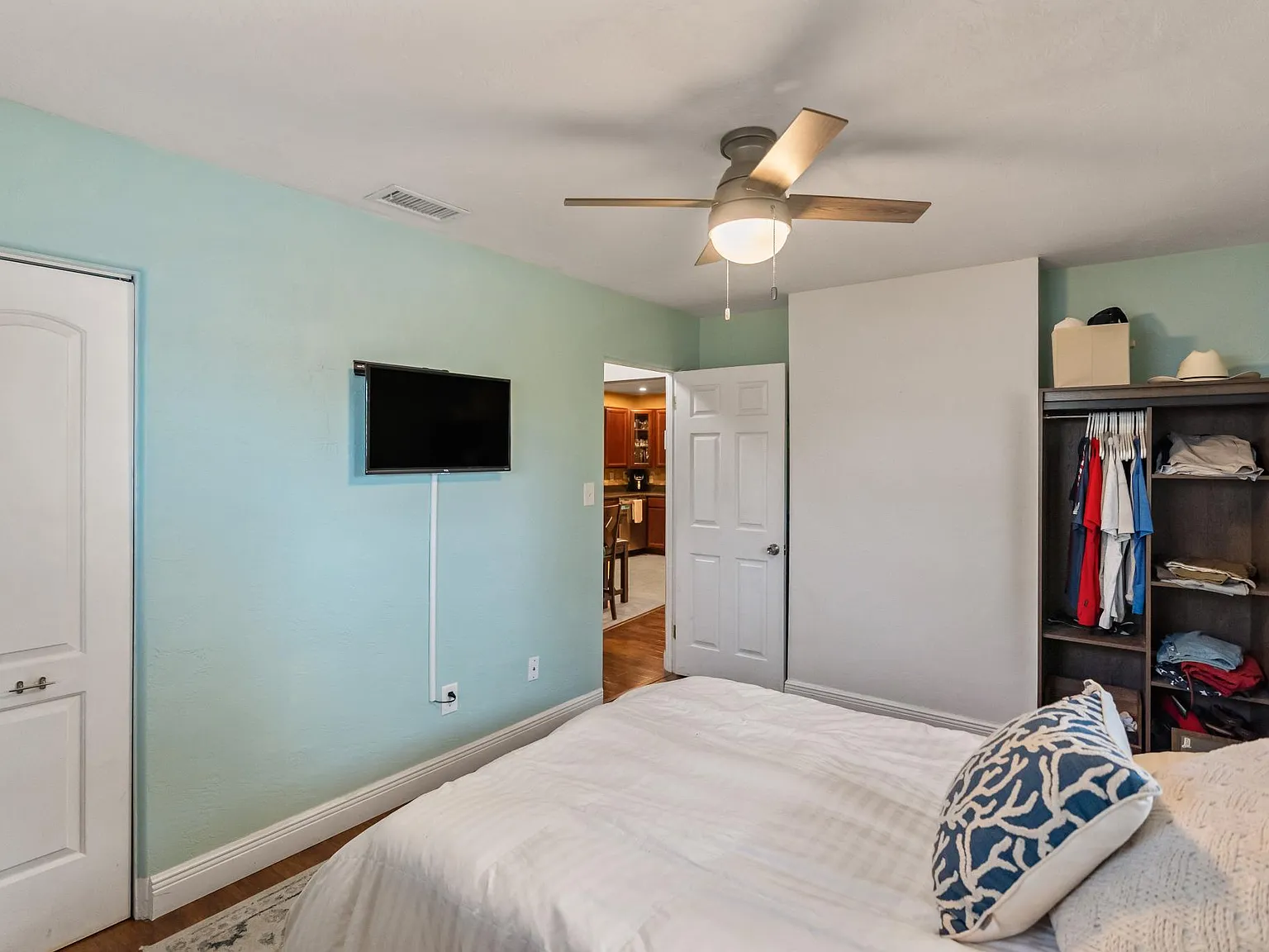 4 bed, 1200 sqft, $3,500 — Photo 4