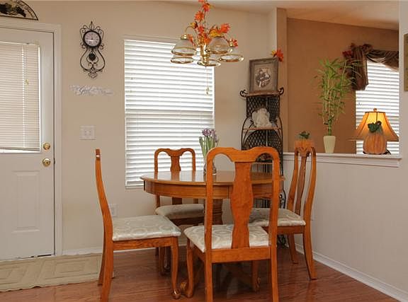 3rd image of 2862 Park Knoll Dr