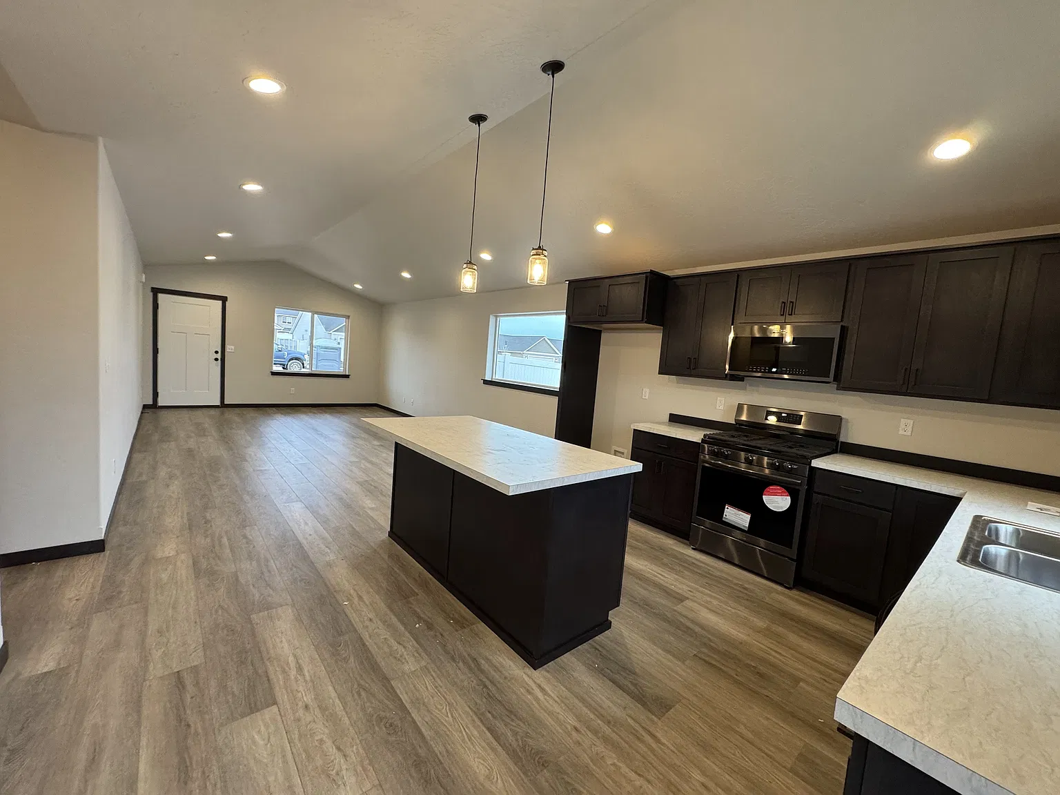 3 bed, 1260 sqft, $2,350 — Photo 4