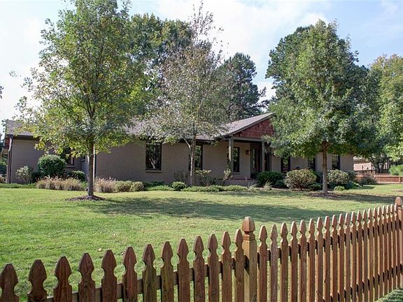 3rd image of 1585 E Oaks Manor Dr