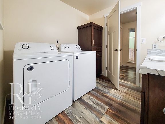 5th image of 629 NE Flagstone Ln