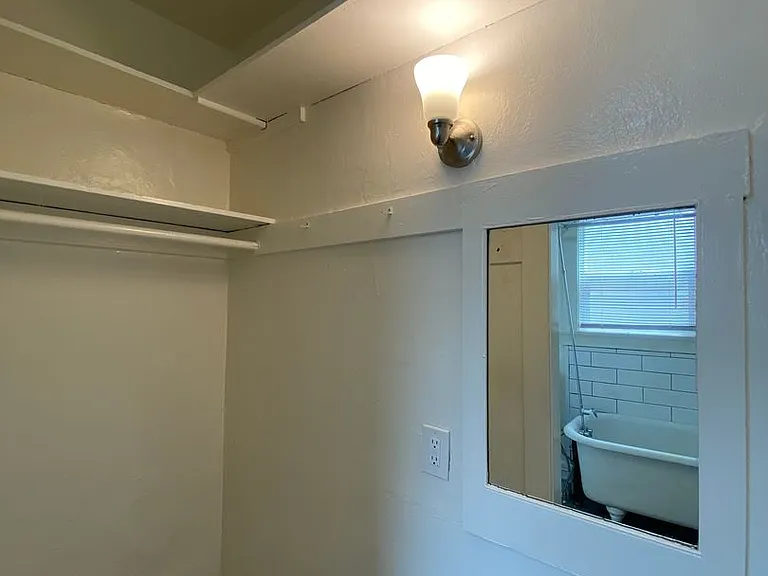 1913-15 E Broadway Ave — Photo 8