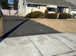 255 Alberta Dr, Saddle Brook, NJ 07663