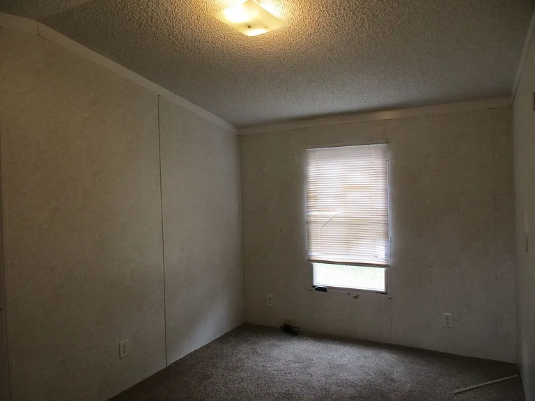 921 Seneca Dr — Photo 3