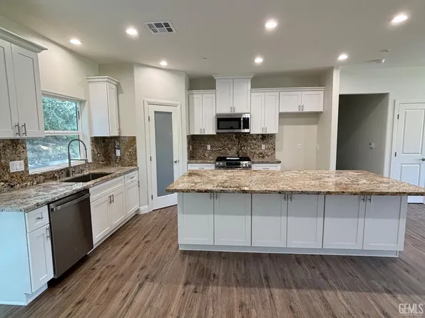 22381 Vaquero Dr, Tehachapi, CA 93561