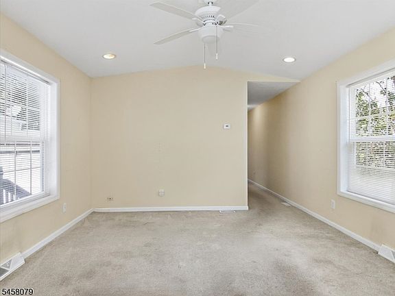 4th image of 13 Makepeace Dr #13