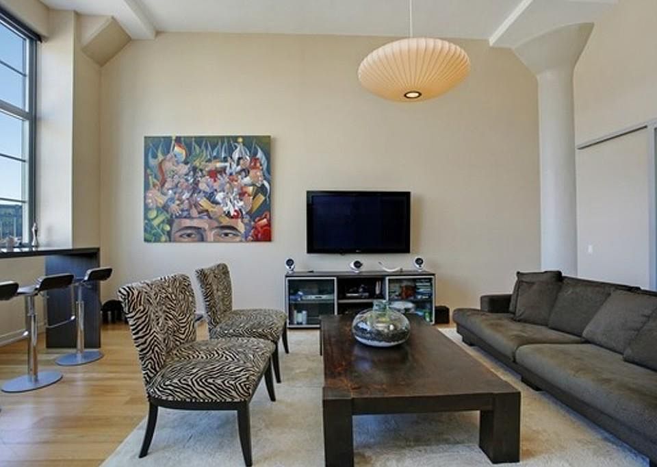 1st image of 2728 Thomson Ave